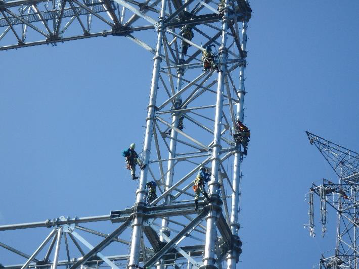 ひむか変電所500kV引出工事のうち、500kV引留鉄構の組立を行いました。